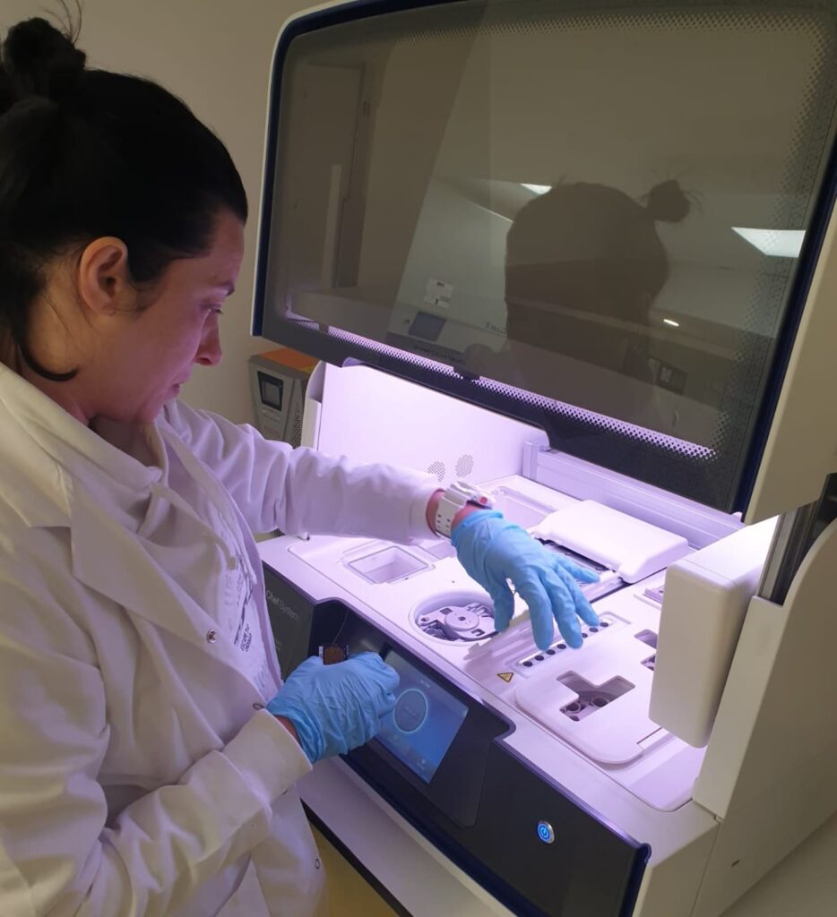 AgriGX laboratuvarında cihazla çalışan araştırmacı