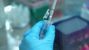 Tanıtım videosundan pipetle numune hazırlama sahnesi